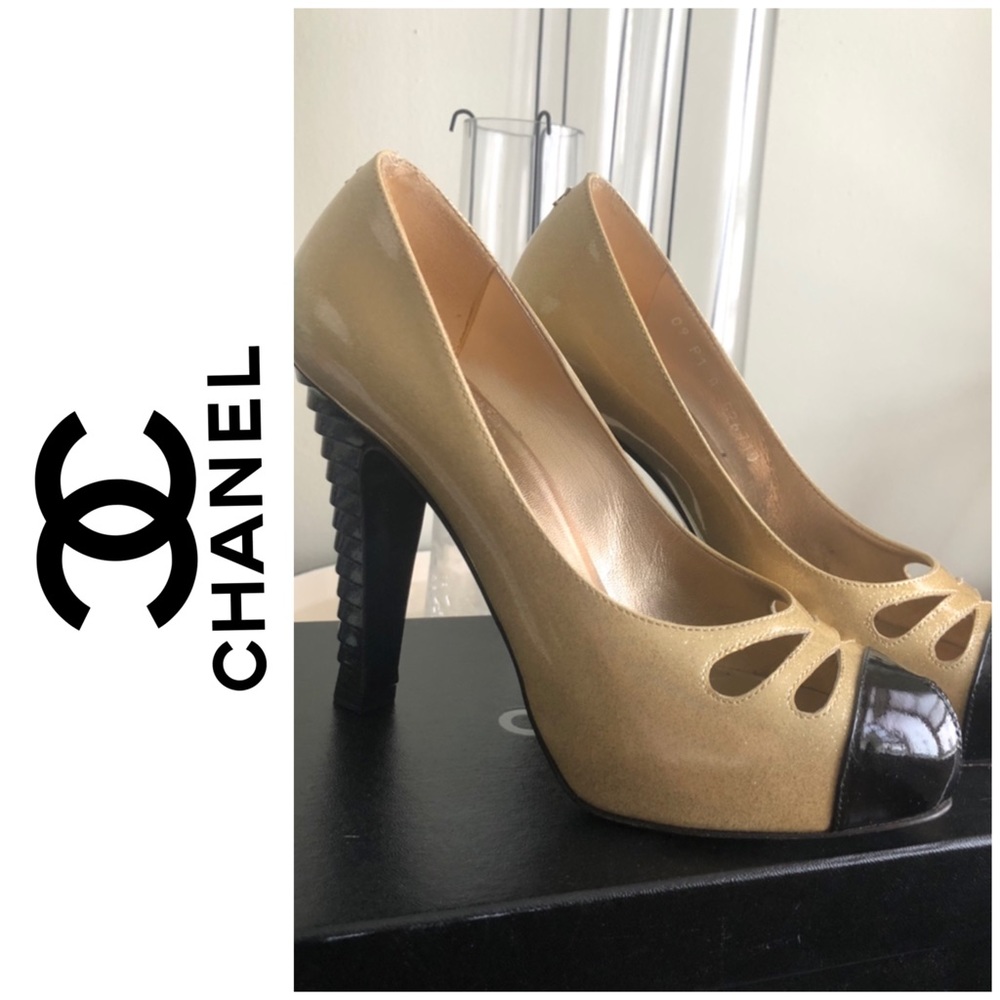 Chanel pumps in beige and black glitter